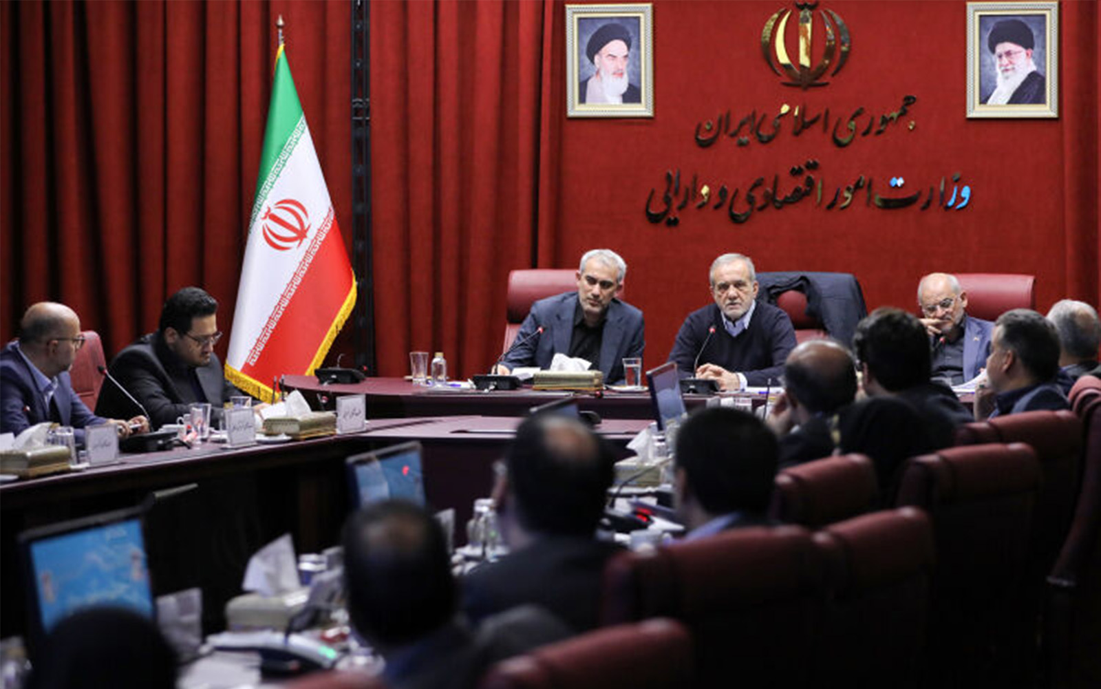 نشست پزشکیان با وزیر و معاونان وزارت اقتصاد برای پیگیری مطالبات بازاریان