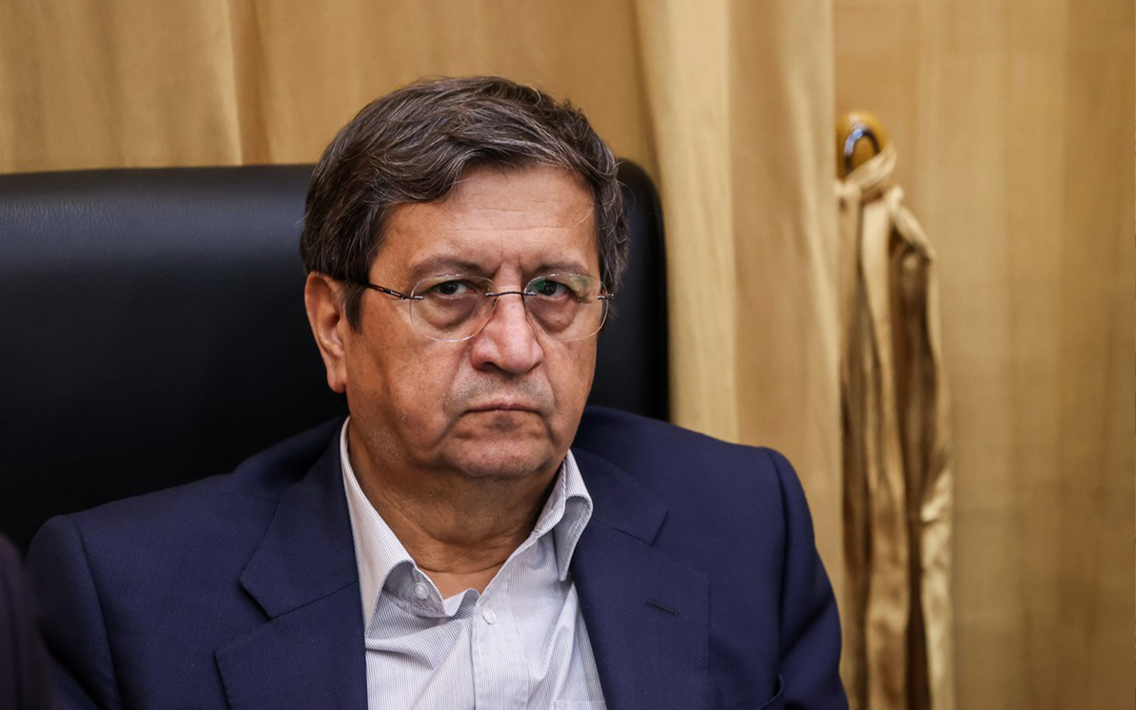 همتی: بازار تجاری ارز به مازاد عرضه رسید