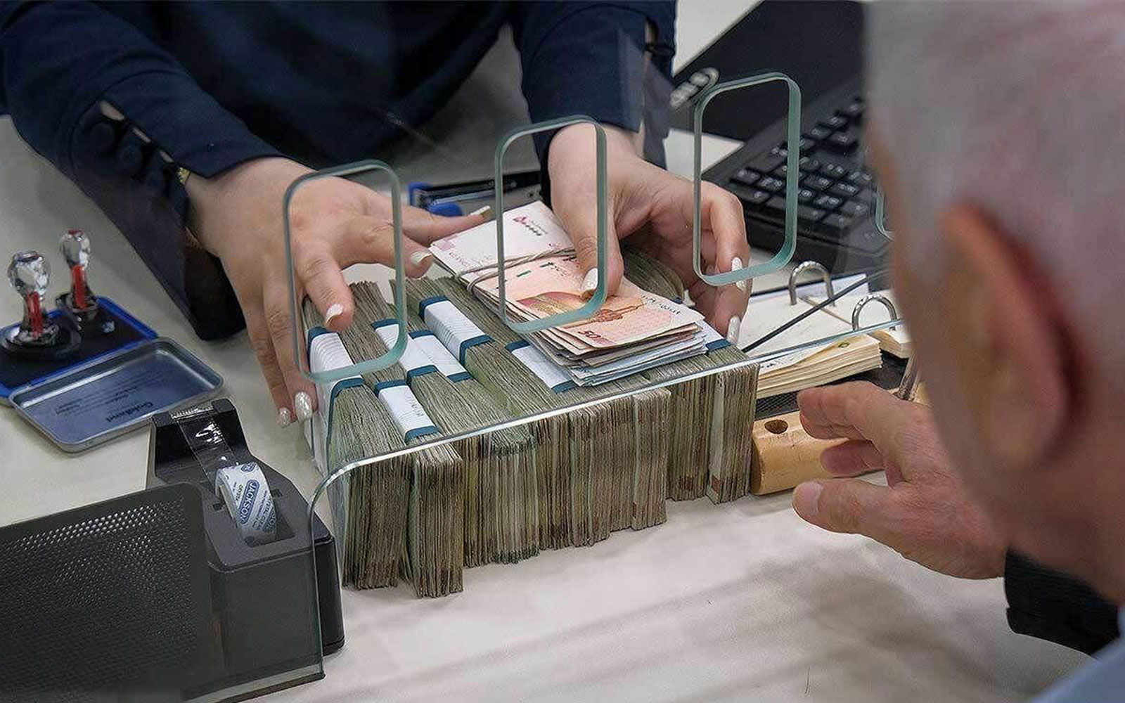 سهم ۴۱.۸ درصدی خرید کالای شخصی در تسهیلات پرداختی بانک‌ها به خانوار؛ وام ازدواج و فرزندآوری همچنان در سایه