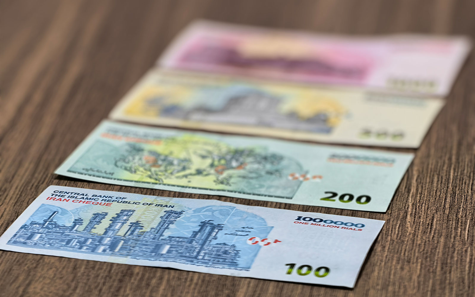 سیر تحول نقش و نگار اسکناس‌های بانک مرکزی در طول زمان