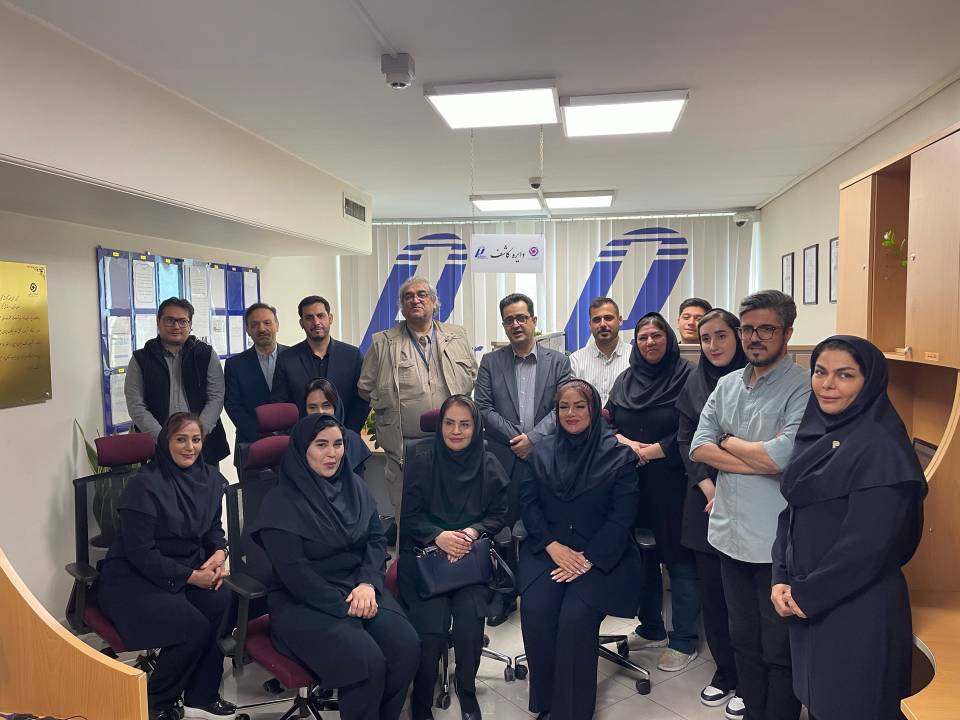 تقدیر مدیر امور روابط عمومی بانک ایران زمین از کارشناسان مرکز ارتباط با مشتریان