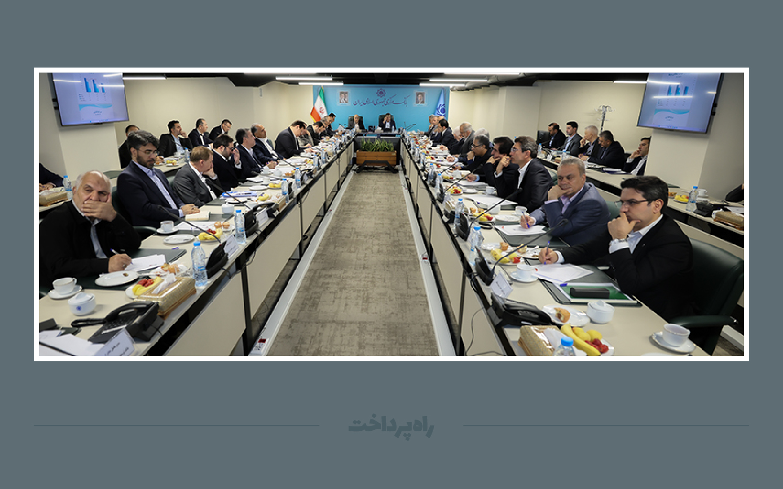 همتی: بانک‌ها همزمان با کنترل نقدینگی بر تأمین مالی تولید متمرکز شوند