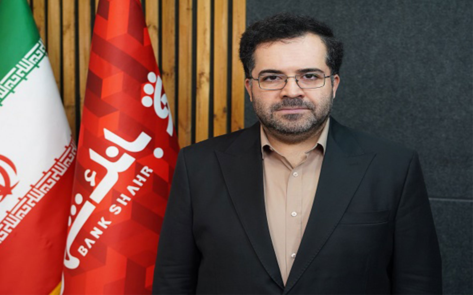 عضو هیئت‌مدیره و معاون فناوری اطلاعات تأکید کرد: «ردبانک» محصول نوآورانه بانک شهر برای ورود به نسل جدید خدمات مالی و هواداری