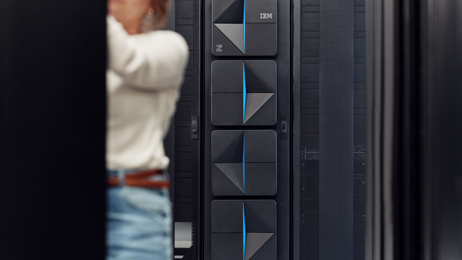 Z17 از انتظارها عقب ماند؛ سقوط تاریخی سهام IBM
