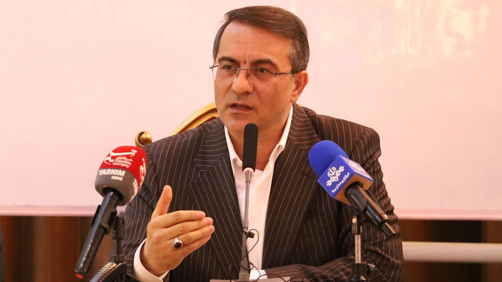 رئیس سازمان اداری و استخدامی کشور اعلام کرد: پرداخت متمرکز حقوق نیروهای شرکتی از ماه آینده آغاز می‌شود