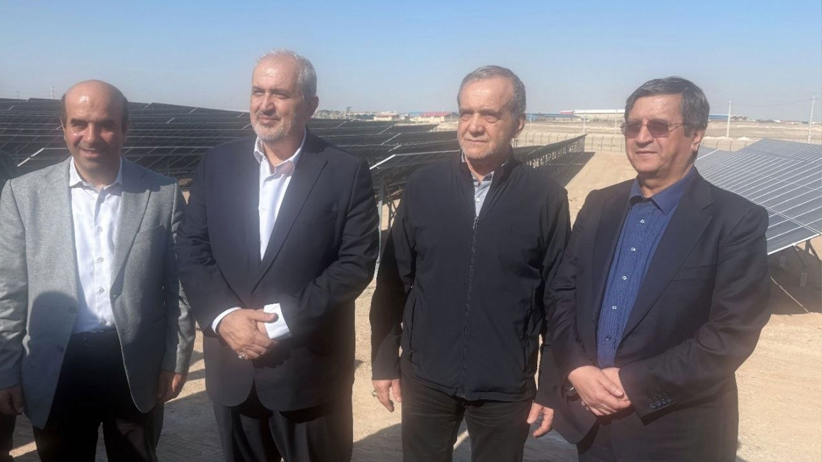 همتی: بانک مرکزی آماده حمایت ارزی و ریالی از توسعه انرژی‌های تجدیدپذیر است؛ تاکنون ۱٬۷ میلیارد دلار اختصاص یافته