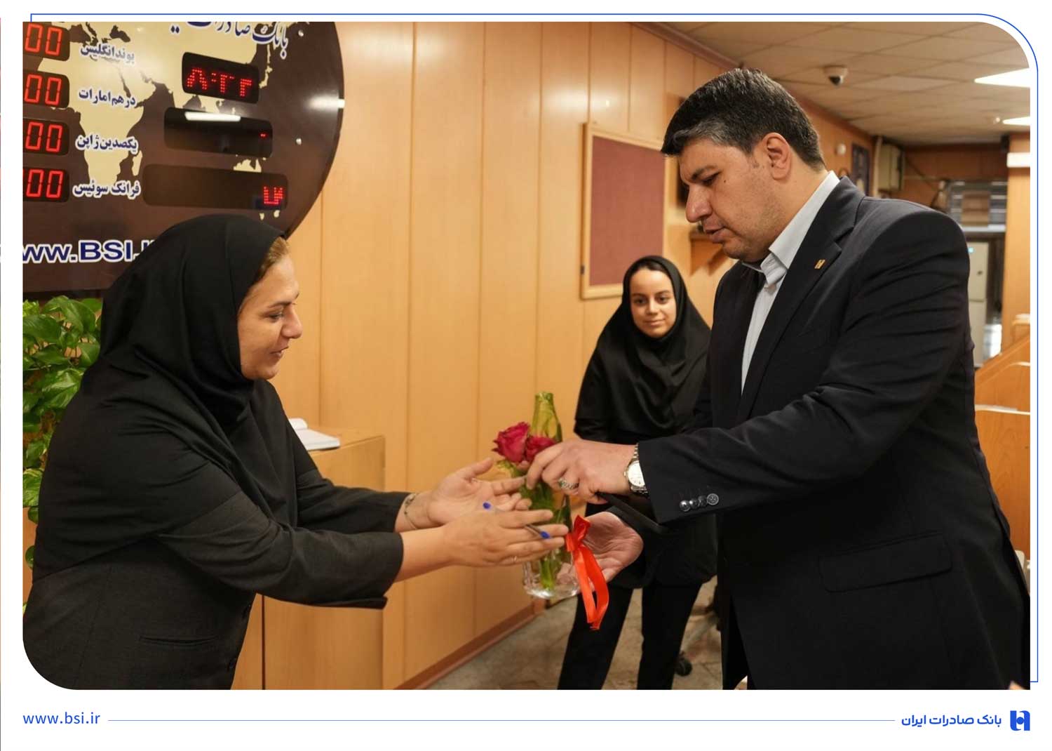 دیدار مدیرعامل بانک صادرات با مشتریان/ بازدید افشین خانی از نقطه آغاز